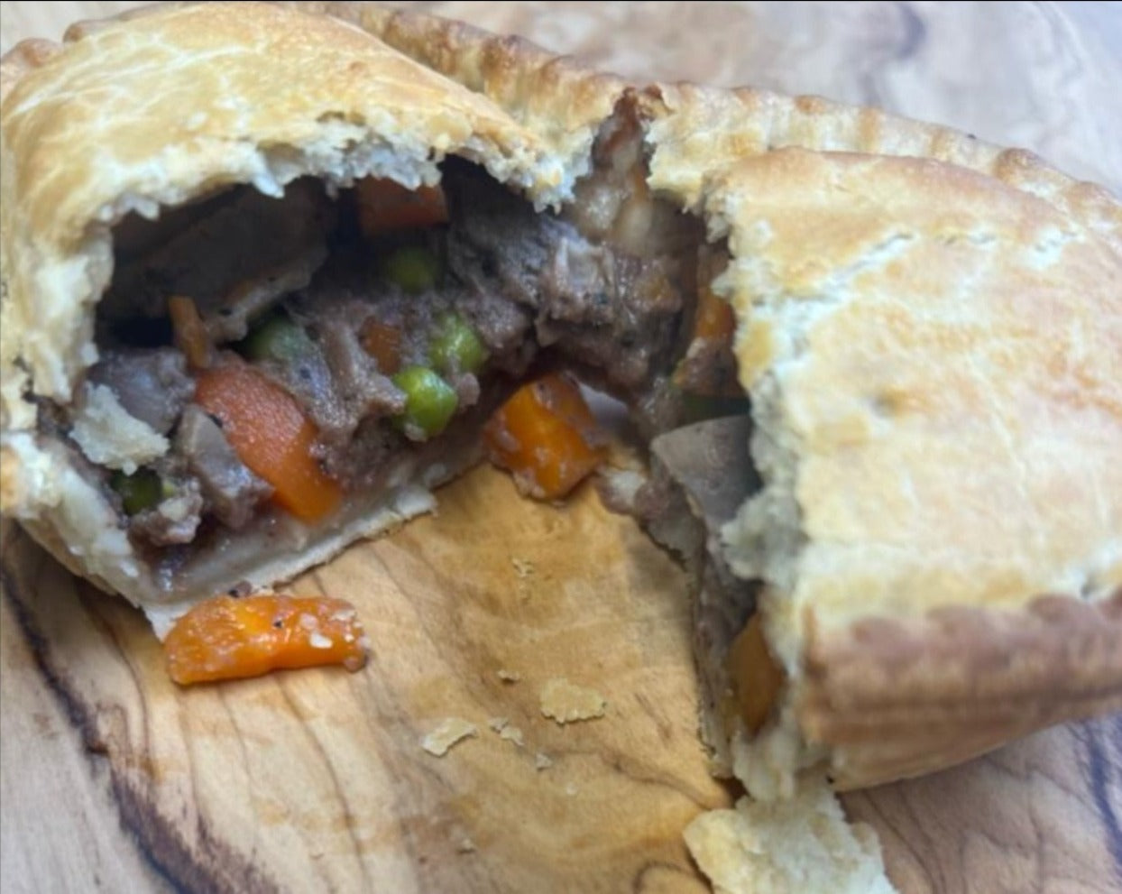 Fork-tender beef and kidney pieces with carrots, peas and onions in a rich gravy. Encased in a shortcrust pastry, cut in half